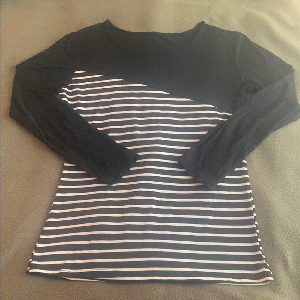 Cute black and white long sleeve top. No labels. Pit to pit is approx 17 1/2”.